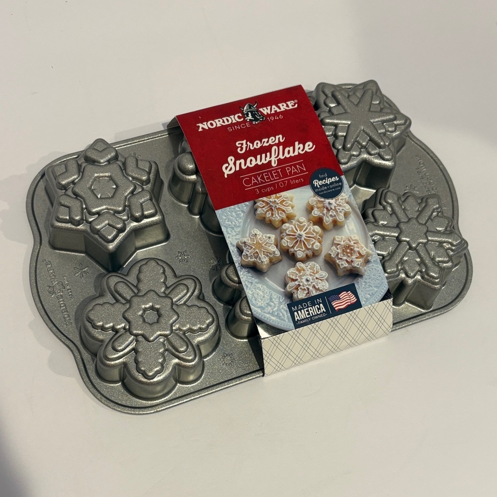 Nordic Ware Silver Frozen Snowflake Cakelet Pan brand new